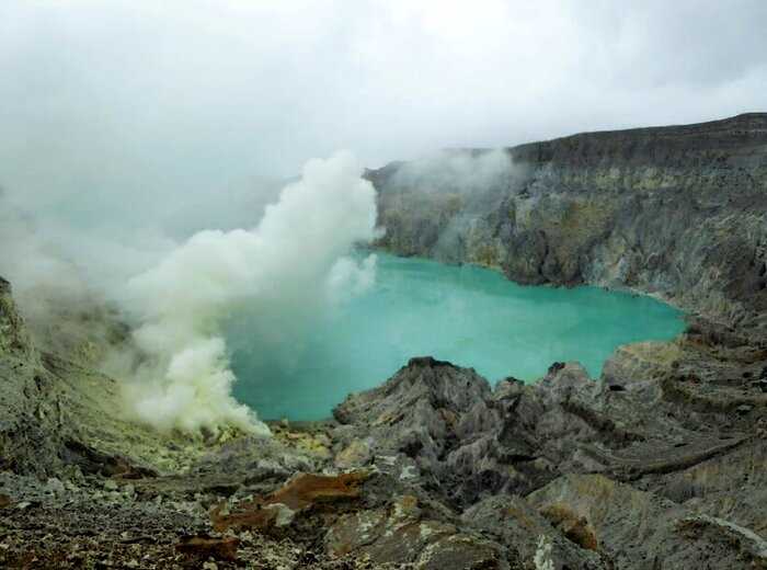 Зачем жители острова Ява каждый день спускаются в кратер вулкана