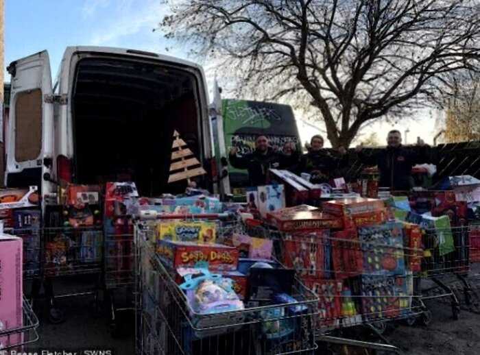 Британец купил 22 тележки подарков для детей из малообеспеченных семей
