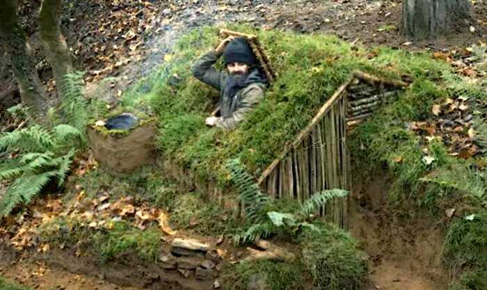 Мужчина несколько недель каждый день ходил в лес и построил теплую невидимую землянку на зиму: внутри есть даже печь