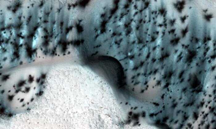 На Марсе увидели двигающиеся узоры на ледниках: они растут, несмотря на то, что на планете нет осадков