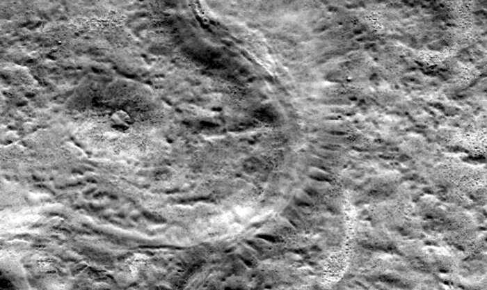 На Марсе увидели двигающиеся узоры на ледниках: они растут, несмотря на то, что на планете нет осадков