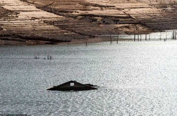 Почему затопленная деревня в Испании регулярно появляется из-под воды