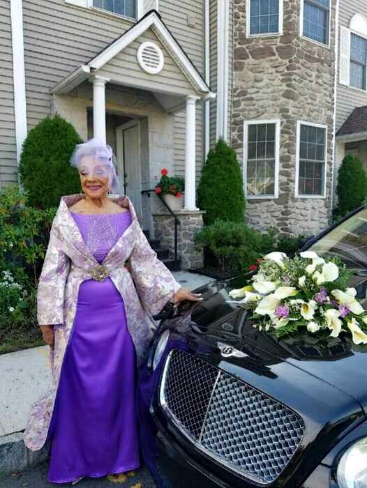Любви все возрасты покорны: 86-летняя женщина вышла замуж и стала звездой интернета