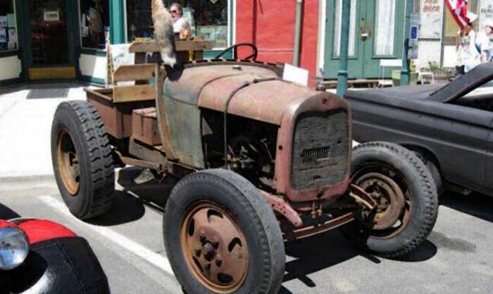 На опушке леса мужчина увидел самодельный трактор 1929 года и попробовал починить: машину не трогали 91 год