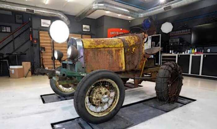 На опушке леса мужчина увидел самодельный трактор 1929 года и попробовал починить: машину не трогали 91 год