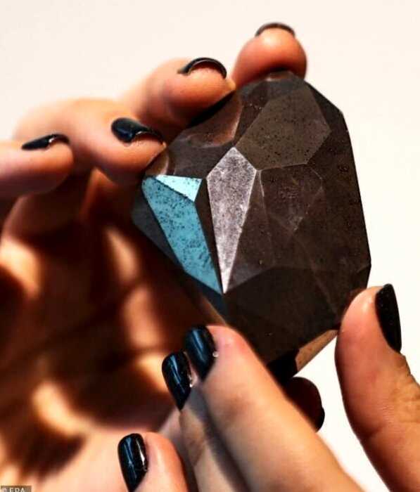 Уникальный черный бриллиант «Энигма» впервые выставили на всеобщее обозрение
