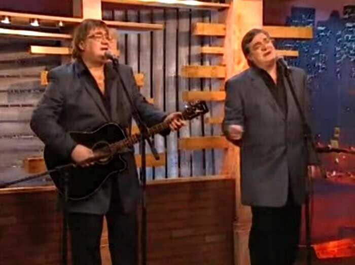 В 2000-х их песни пела вся страна. Судьба близнецов Радченко, которые стали знаменитым после песни «Домик окнами в сад»