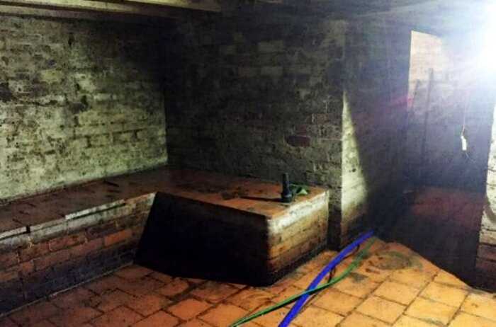Мужчина нашел в доме тайную комнату под полом, спустился и сделал там кинотеатр