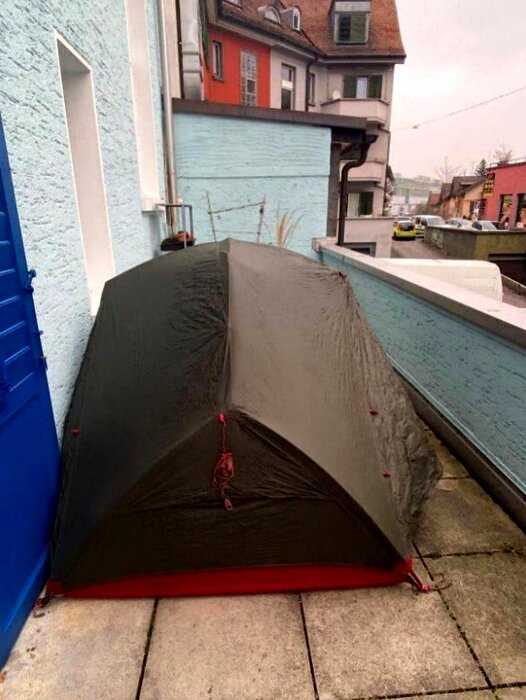 Швейцарка сдает палатку на балконе за 540 долларов в месяц