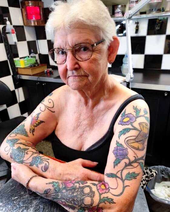 15 фотографий пожилых людей с татуировками, которые доказали, что у крутости нет возраста