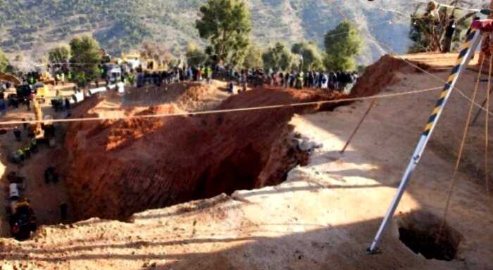 В Марокко выкопали карьер и четыре дня спасали 5-летнего мальчика, упавшего в узкий колодец
