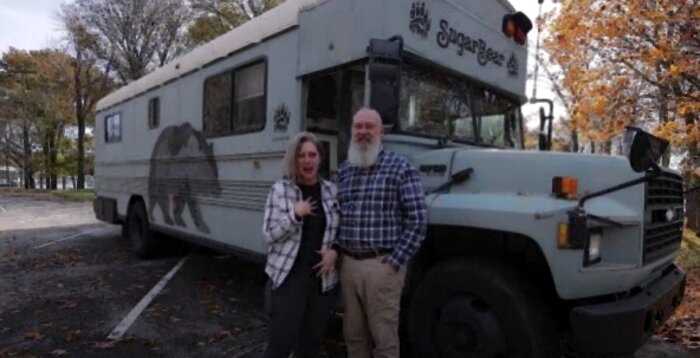 Семейная пара из США купила старый школьный автобус и переделала его в комфортный дом на колёсах