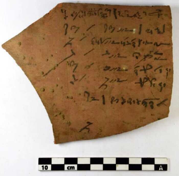 Археологи нашли школьные тетради возрастом более 2000 лет и показали, что в них записывали в то время